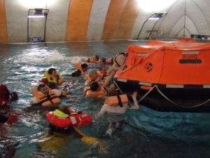 einsteigen in die rettungsinsel